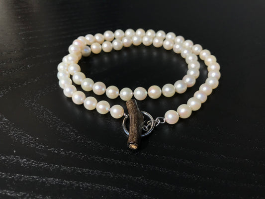 Pt900 Akoya pearl necklac with a rainbow coral bar