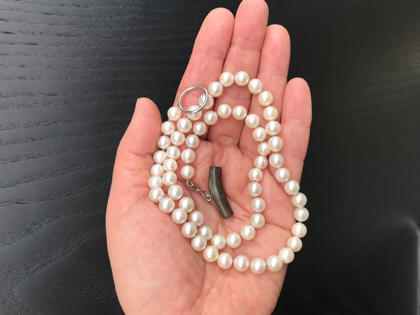 Pt900 Akoya pearl necklac with a rainbow coral bar