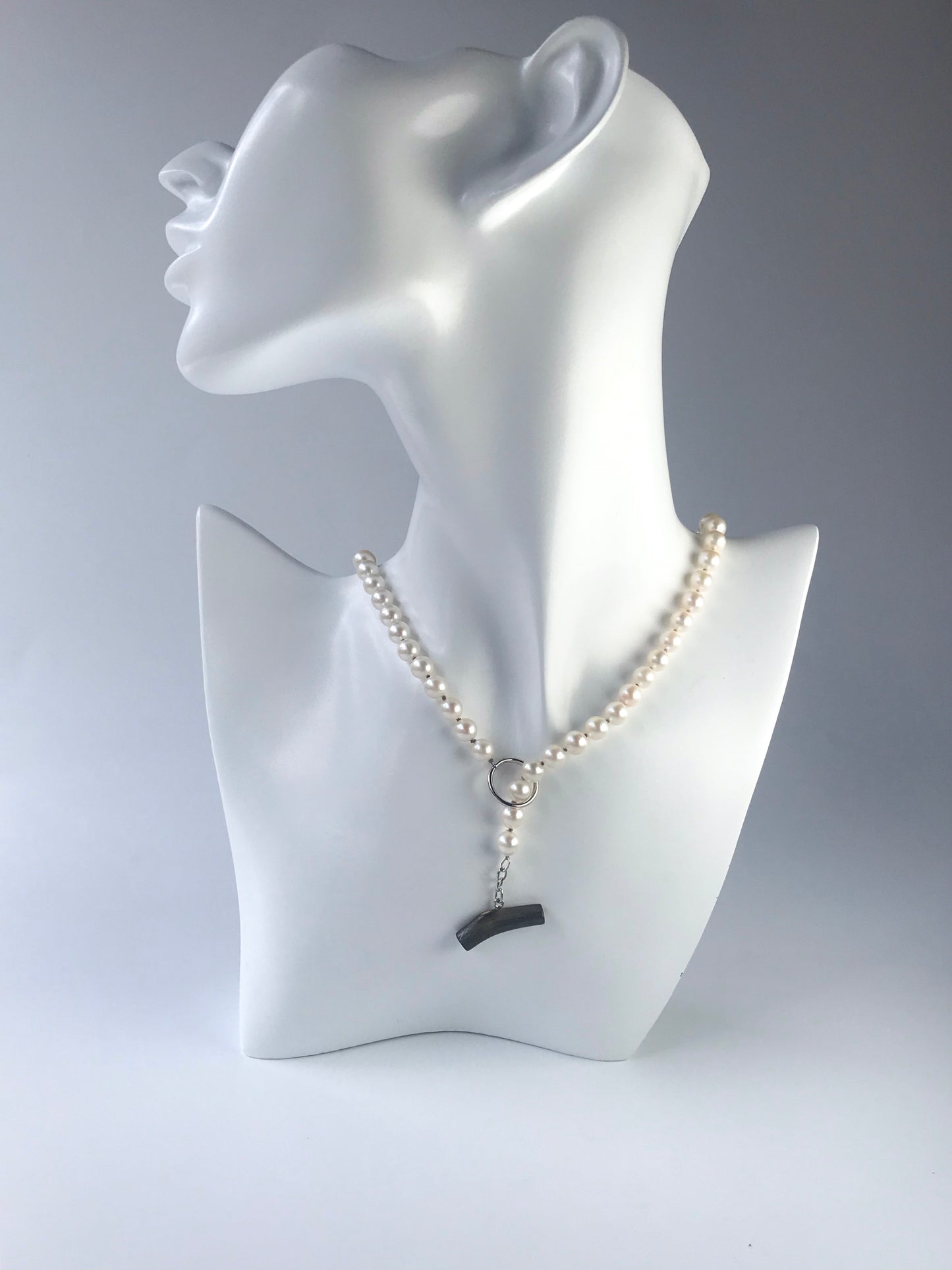 Pt900 Akoya pearl necklac with a rainbow coral bar