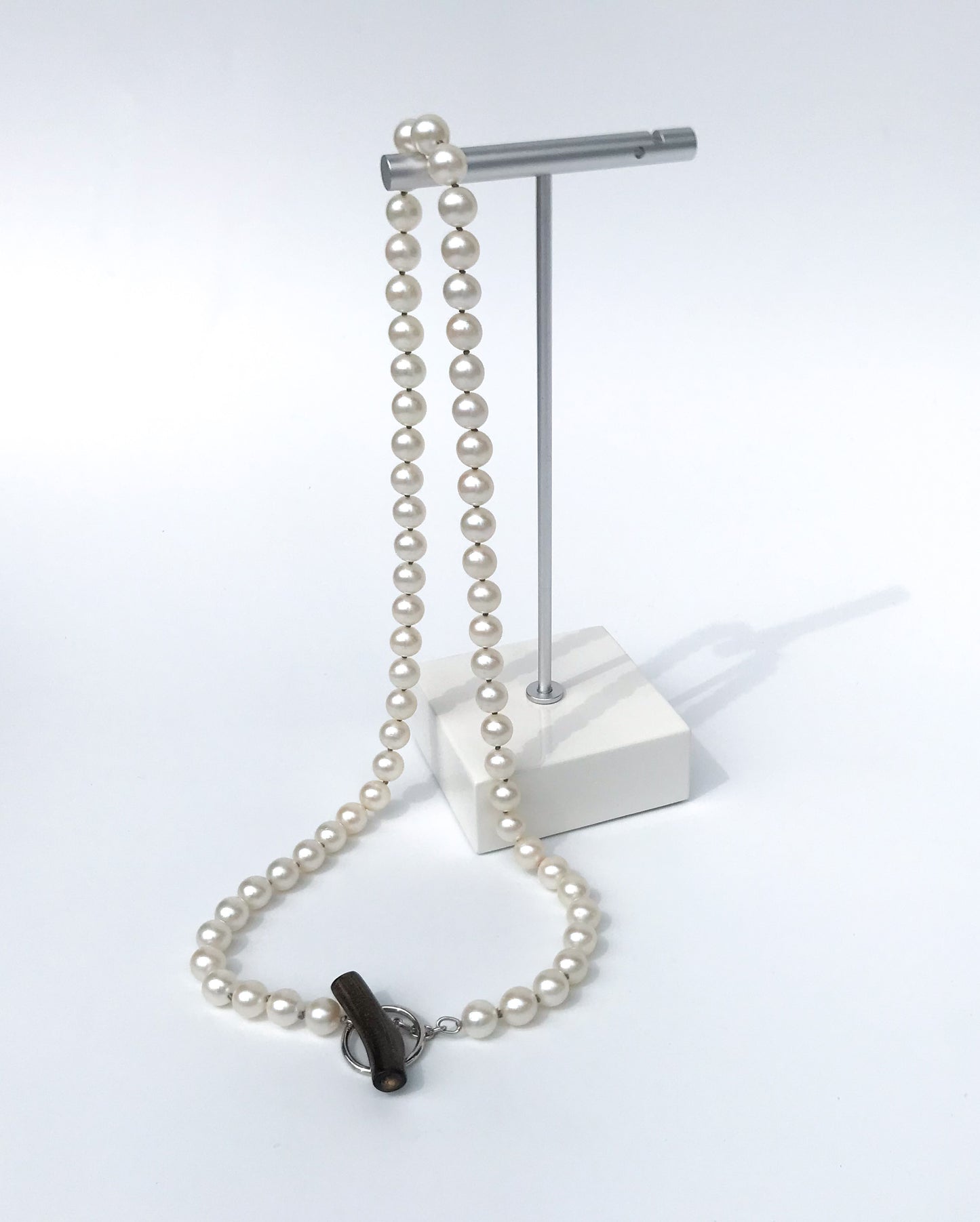 Pt900 Akoya pearl necklac with a rainbow coral bar