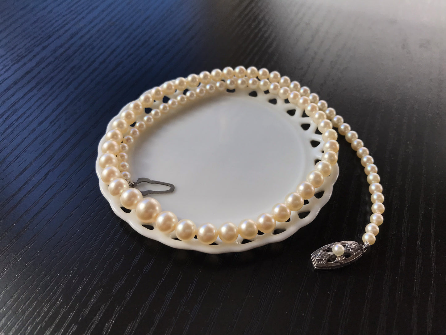 Mikimoto Akoya pearl vintage graduated necklace with the original box