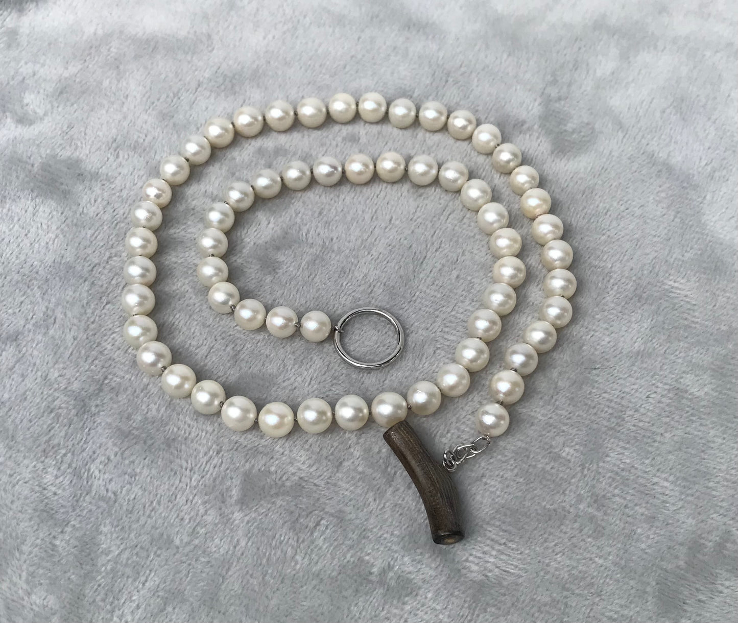 Pt900 Akoya pearl necklac with a rainbow coral bar