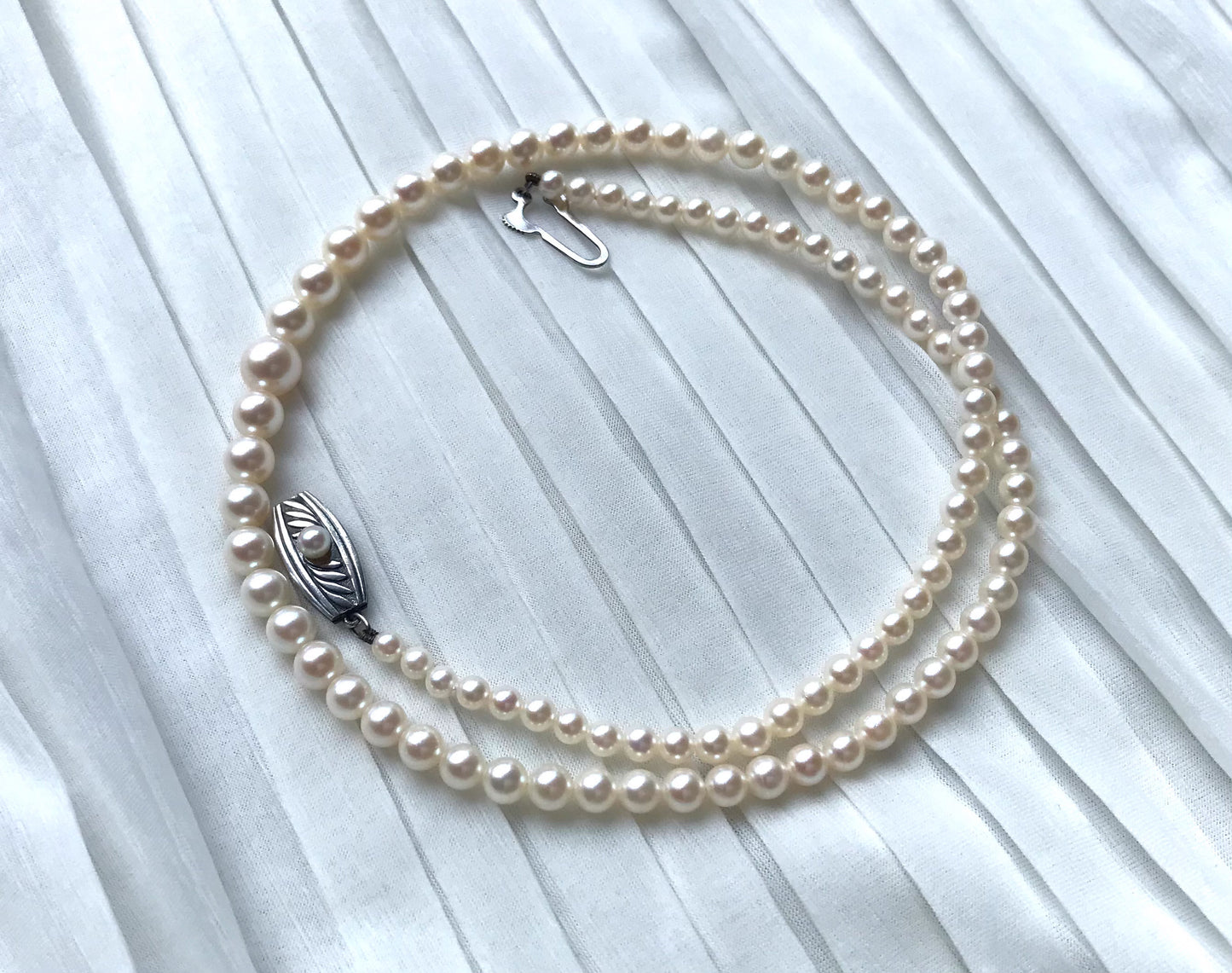 Mikimoto Akoya pearl vintage graduated necklace with the original box