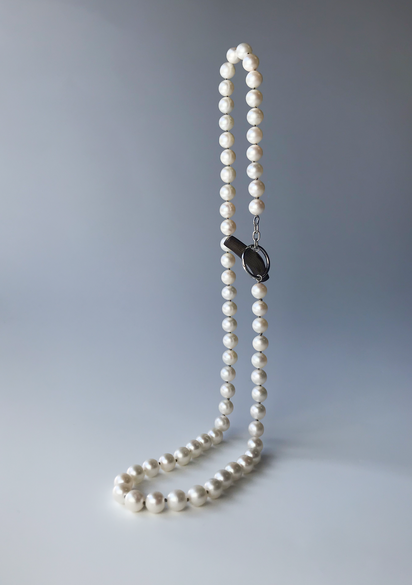 Pt900 Akoya pearl necklac with a rainbow coral bar