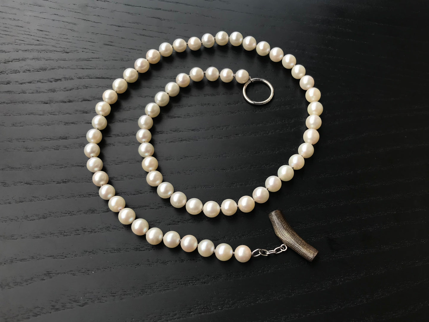 Pt900 Akoya pearl necklac with a rainbow coral bar